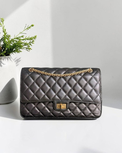 Borsa Chanel 2.55 Reissue 226 - Pelle di vitello trapuntata invecchiata, grigio scuro, finiture in bronzo dorato.