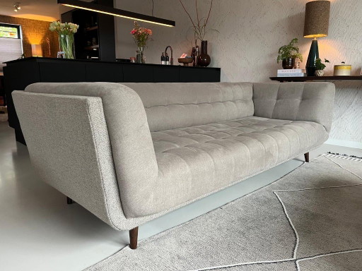 Hampton 3.5-seater sofa; H75xW245xD100. Pet-free and smoke-free!