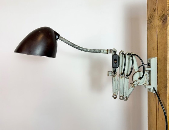 Image 1 of Groene industriële schaarwandlamp van Elektroinstala, jaren 60.