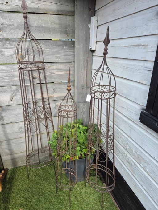 3 massive schmiedeeiserne Gartenobelisken