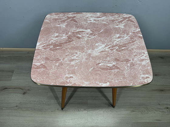 Image 1 of Table d'appoint pivotante vintage – Plateau en formica aspect marbre rose – Style années 50