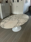 Knoll Saarinen Table de salle à manger marbre Arabescato pied ovale blanc