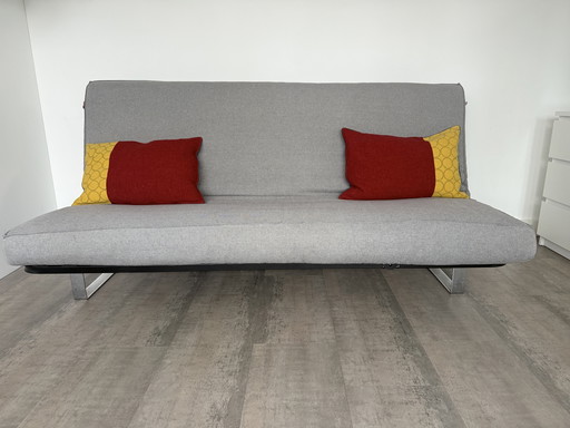Robustes, graues Innovations-Schlafsofa.