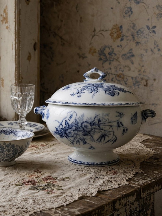Image 1 of Sarreguemines fine earthenware tureen, Carmen pattern, blue decoration, 19th-20th century