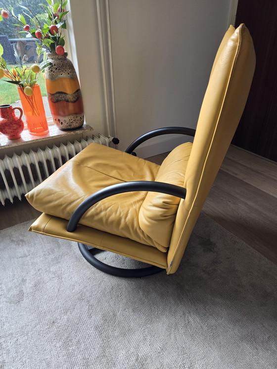 Image 1 of Fauteuil pivotant Rolf Benz jaune ocre