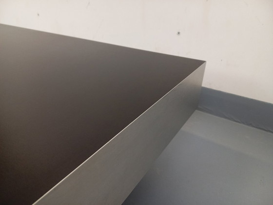 Image 1 of Vintage Willy Rizzo salontafel uit de jaren 70, gemaakt van geborsteld aluminium en zwart laminaat.