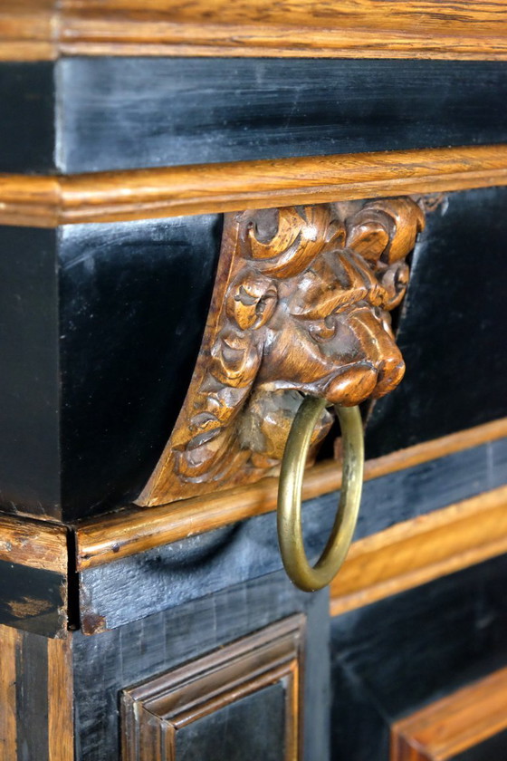 Image 1 of Credenza Zeeland del XVII secolo, in rovere.