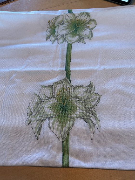 Image 1 of Uniek handgeborduurd tafelkleed