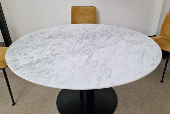 Image 1 of Table de salle à manger Gubi 2.0, marbre blanc, 130 cm
