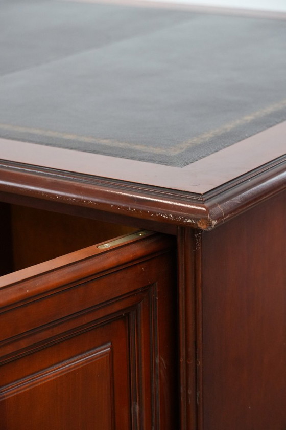 Image 1 of Klassischer Chesterfield-Schreibtisch/Partnerschreibtisch im englischen Stil mit schwarzer Lederplatte