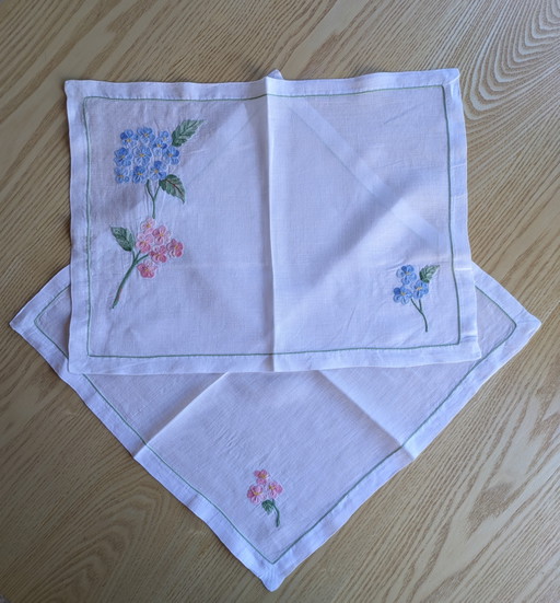 Set vintage ricamato a mano con tovagliolo coordinato – Ortensie bicolore


