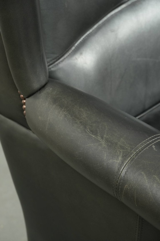 Image 1 of Zwarte rundleren oorfauteuil in een klassiek Engelse stijl