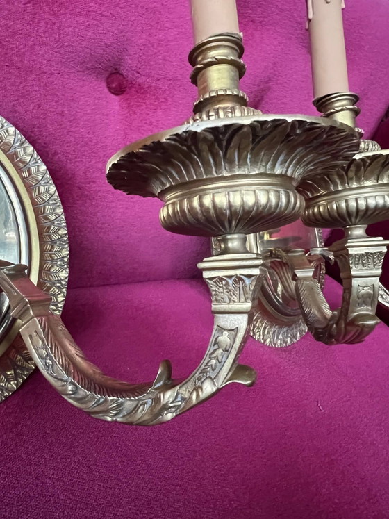 Een paar massief vergulde bronzen wandlampen in Lodewijk XVI-stijl. (photo 7 of 8)
