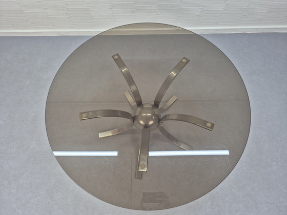 Image 1 of Table basse « Sputnik ». Table vintage en verre fumé avec finitions chromées.