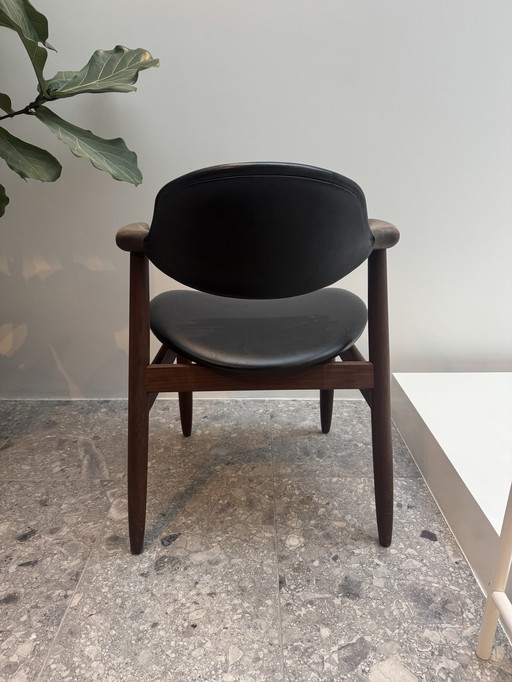 Stoel van koehoorn uit het midden van de 20e eeuw