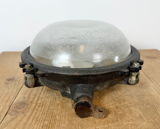 Zwarte industriële gietijzeren wand- of plafondlamp van Elektrosvit, jaren 60. – Wandlampen, Glass, Cast Iron (photo 3 of 14)