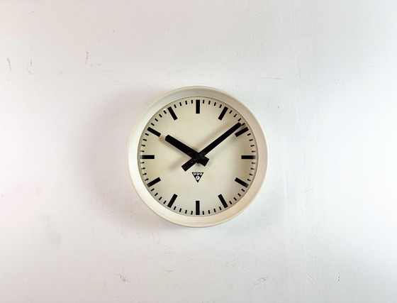 Image 1 of Industriële beige bakelieten fabriekswandklok van Pragotron, jaren 60