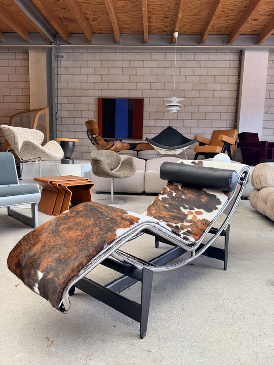 Cassina LC4 Chaiselongue in Pony von Le Corbusier – Chaise longue, Leather, Metal (photo 6 of 14)