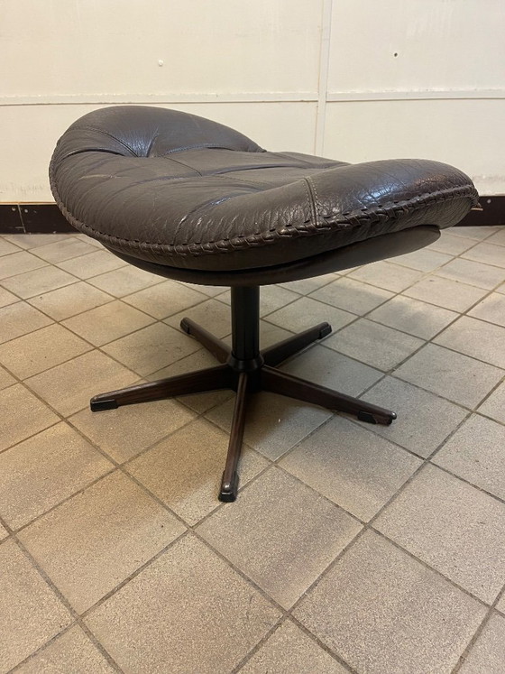 Poggiapiedi/pouf vintage anni '70 di Bramin, Poggiapiedi e pouf, Pelle, Legno, Marrone (foto 5 di 8)