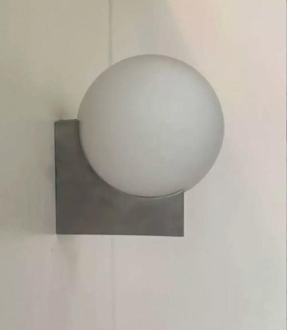 Image 1 of Coppia di applique in metallo spazzolato e vetro opalino, Francia 1970