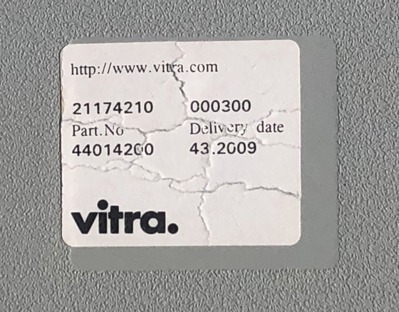 Image 1 of set van 2 grijze, comfortabele design-stoelen van het merk vitra. in goede staat