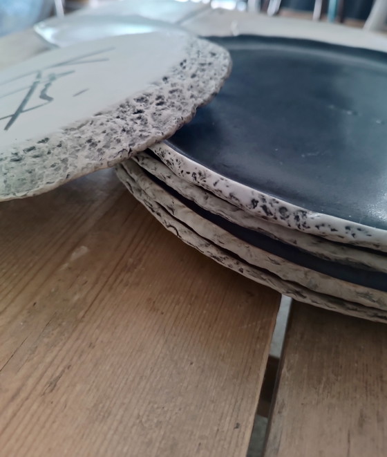 Image 1 of 7 handgefertigte Keramikteller von Kari Ceramics