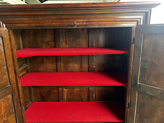 Image 1 of Antiker Kleiderschrank/Schrank im spanischen Stil aus Massivholz mit geschnitzten Paneelen