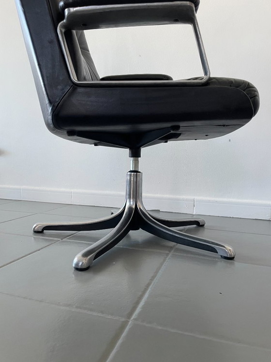 Image 1 of Poltrona modello P126, disegnata da Osvaldo Borsani per la prestigiosa azienda italiana Tecno S.p.A. nel 1966.