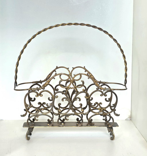 Porte-revues vintage en laiton de style rococo français – Porte-revues orné de filigranes et poignée torsadée (photo 2 of 14)