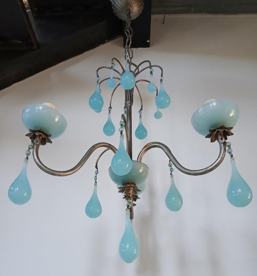 Magnifico lampadario in cristallo opalino di Murano, blu, a tre luci, circa 1950.