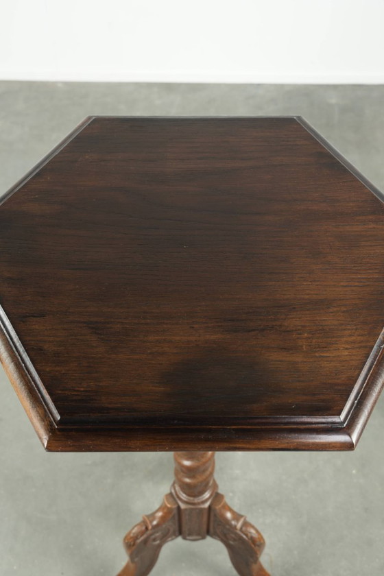 Image 1 of Élégante table d'appoint/table haute ancienne en chêne, ornée de magnifiques sculptures sur bois et dotée d'un pied tourné.