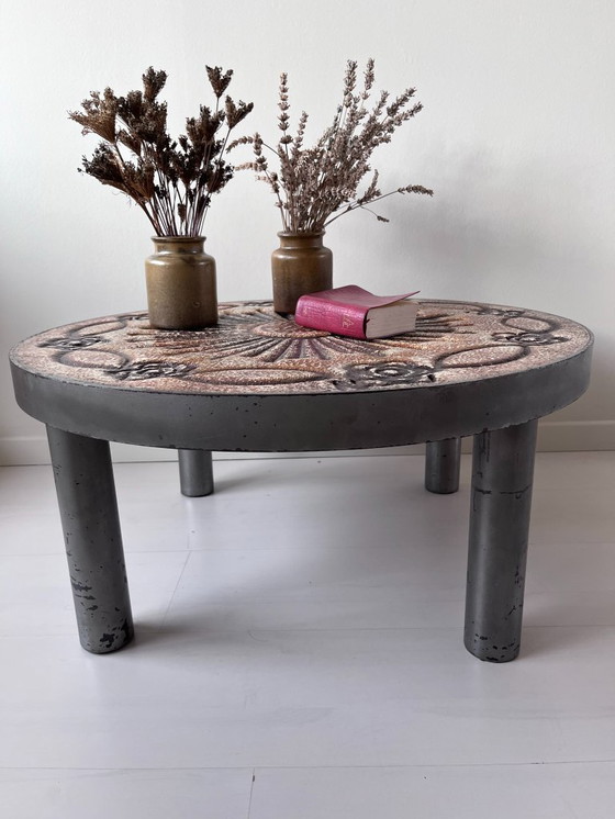 Image 1 of Ronde keramische salontafel toegeschreven aan François Chaty