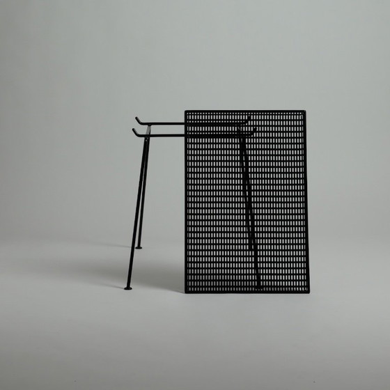 Tavolino Mid-Century in metallo perforato, Germania, anni '50 – Alla maniera di Mathieu Matégot – Tavolini (photo 6 of 14)