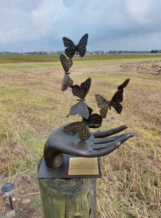 Image 1 of Seis mariposas en una estatua de bronce hecha a mano