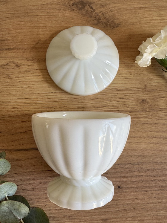 Image 1 of Bonbonnière vintage opaline 