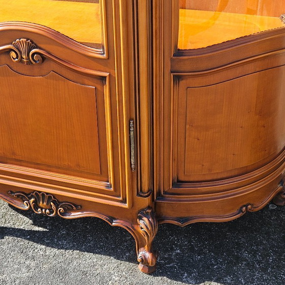 Image 1 of Franse vintage glazen vitrinekast - Kersenhouten vitrine - Louis XV-stijl - jaren 70
