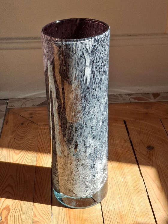 Image 1 of Grote rolvaas van geblazen glas met gespikkelde grijs/paarse camaieu-decoratie