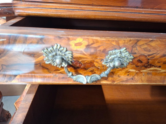 Image 1 of Niederländisches Barock-Triptychon aus den 1920er Jahren – Klappschrank und zwei eingelegte Nachttische