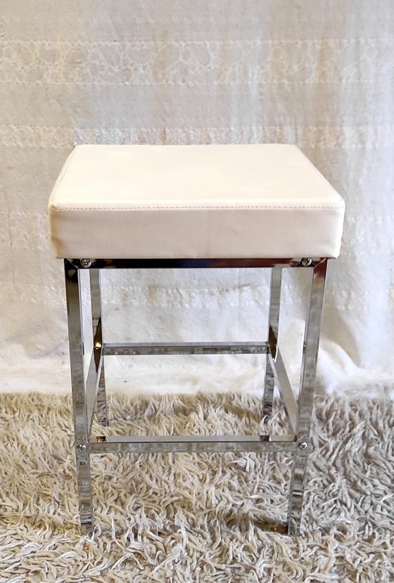 Image 1 of Taburete de diseño en metal cromado y polipiel blanca - mediados del siglo XX