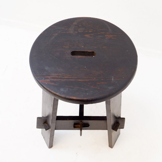 Image 1 of Vintage driepootkruk van zwart gebeitst hout met pen-en-gatverbindingen.