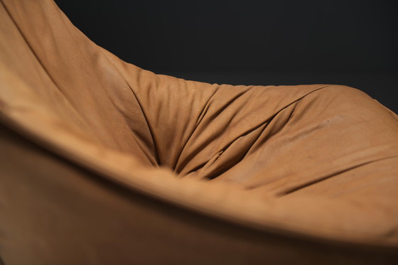 Image 1 of Chaise longue pivotante Delantra en cuir cognac par Gerard van den Berg pour Montis
