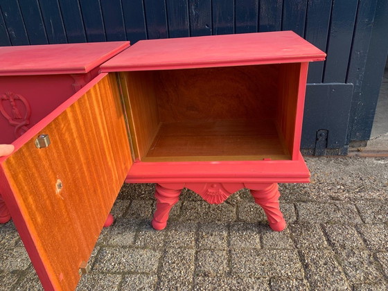Image 1 of Set van twee kus rode roze brocante nachtkastjes 