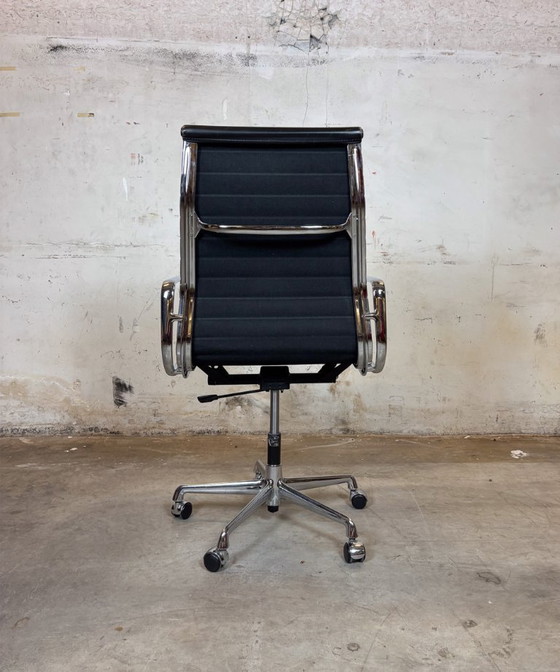 Image 1 of Vitra EA 119 Charles & Ray Eames Piel, Aluminio - Negro - Silla de oficina, Silla de diseño