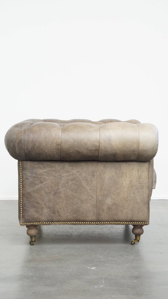 Image 1 of Grijze rundleren chesterfield clubfauteuil in Engelse stijl op wieltjes