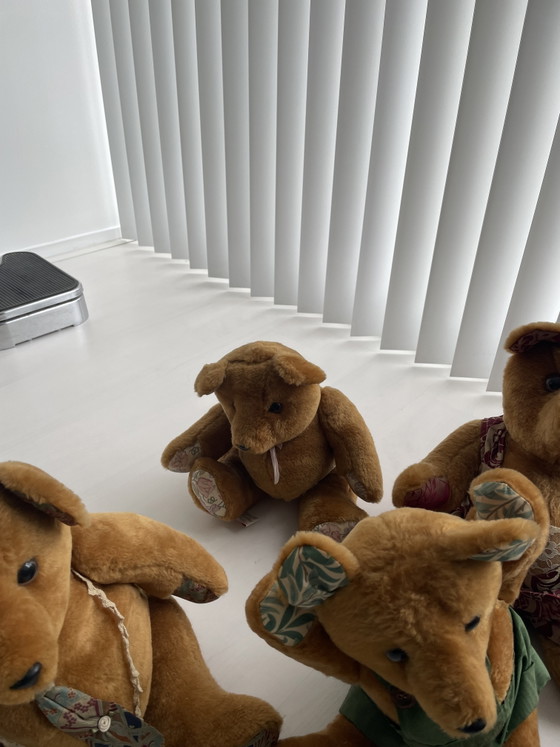 Image 1 of Set di orsetti di peluche vintage, di varie dimensioni e con diversi abiti.