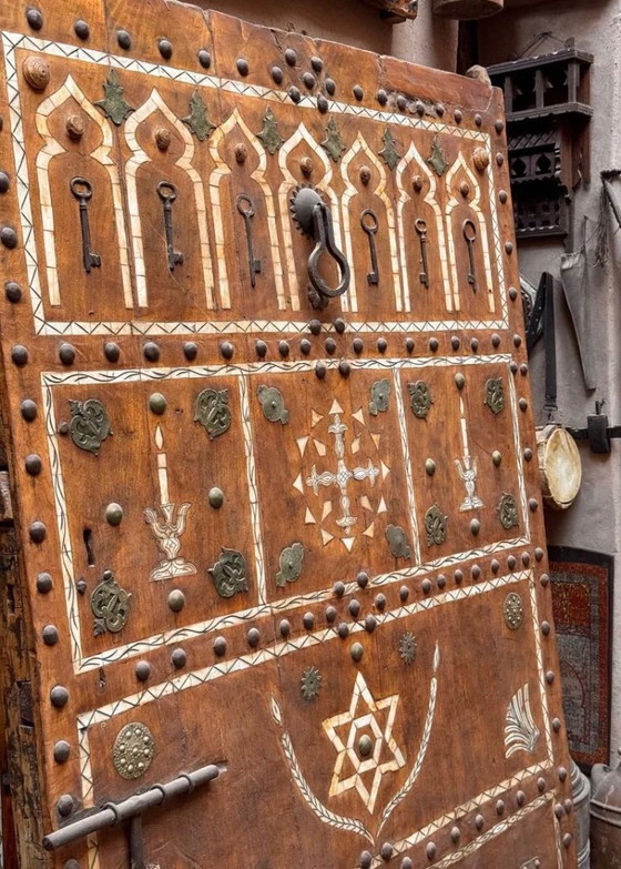 Image 1 of Patrimonio berbero: antica porta decorata con ossa di cammello