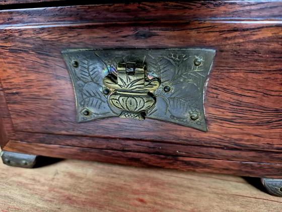 Image 1 of Antico portagioie cinese in palissandro con accessori in ottone