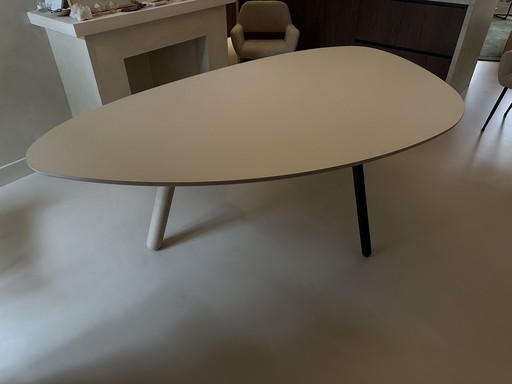 Castelijn Dining room table model Circlips