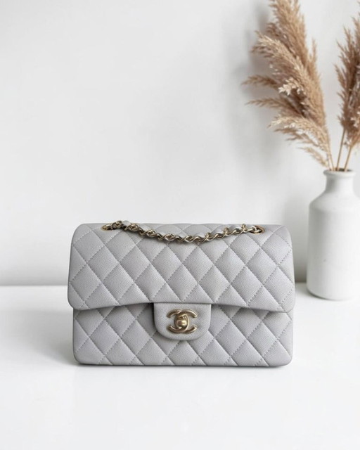 Borsa Chanel Classic Flap Small - Caviar 23CM trapuntata grigia, hardware color oro chiaro, microchip
