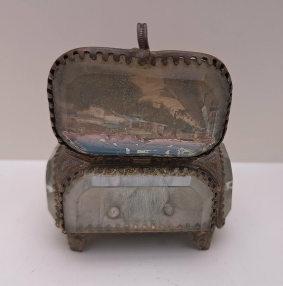 Image 1 of Joyero francés antiguo – Cristal facetado y latón (c. 1900)